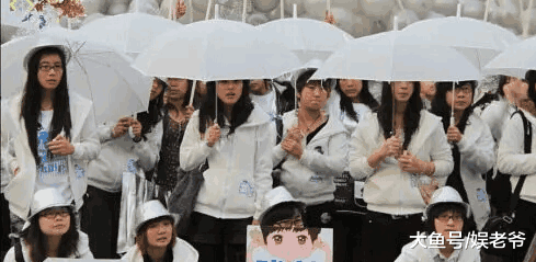 王俊凯被易烊千玺应援吊打显人气? 其实都比不过他家的应援!