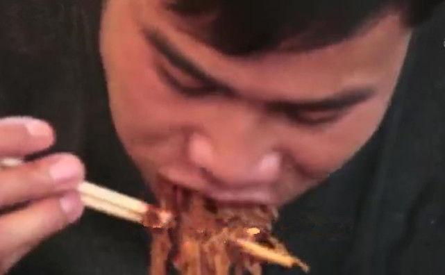 泰国小伙到中国吃一碗面, 辣椒全放光了, 老板都懵逼了!
