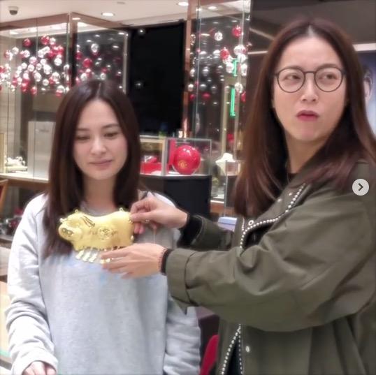 婚礼倒计时! 阿娇试戴超“壕”金饰 阿Sa蹲地整理婚纱