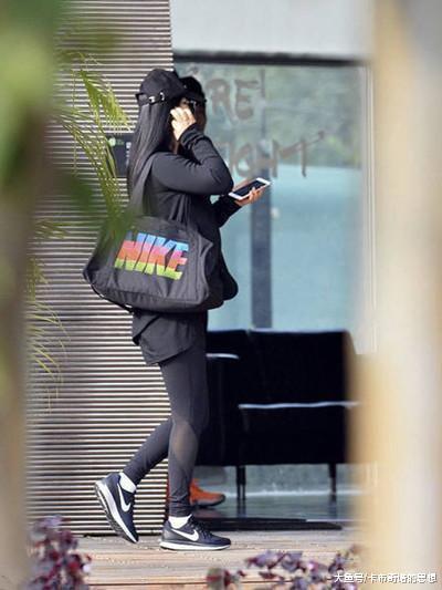 我天! 李湘咋瘦成这样了? 一身运动装似少女, 网友直呼: 美了美了