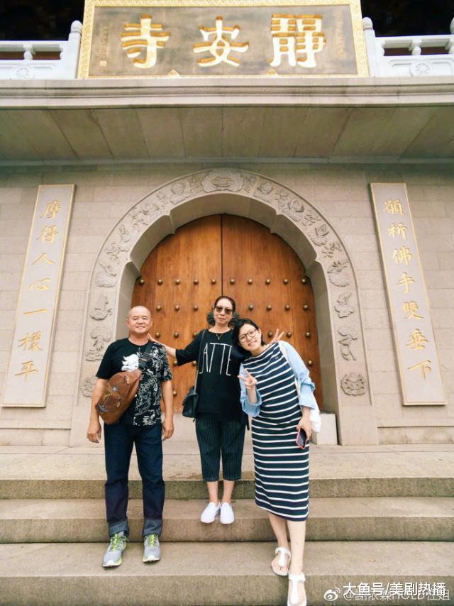 谢依霖和与父母旅游, 孕肚明显, 这怎么可能是5月怀的孕? !