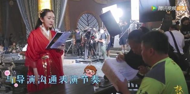 被导演多次纠正台词, 杨幂反应让人意外, 这装扮更暴露杨幂的缺陷