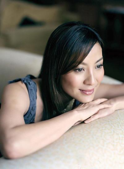 成龙的干妹妹, 离开豪门丈夫勇闯好莱坞, 今再嫁70岁的CEO