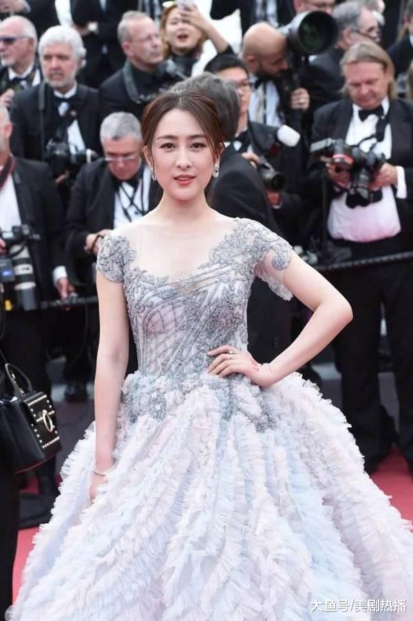 他19岁沦为乞丐 , 20岁为了生计男扮女装, 如今现身戛纳成中国骄傲!