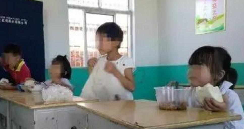 5岁“留守儿童”中午在学校吃饭碗里没有菜, 小女孩一句话, 让亿万网友落泪!