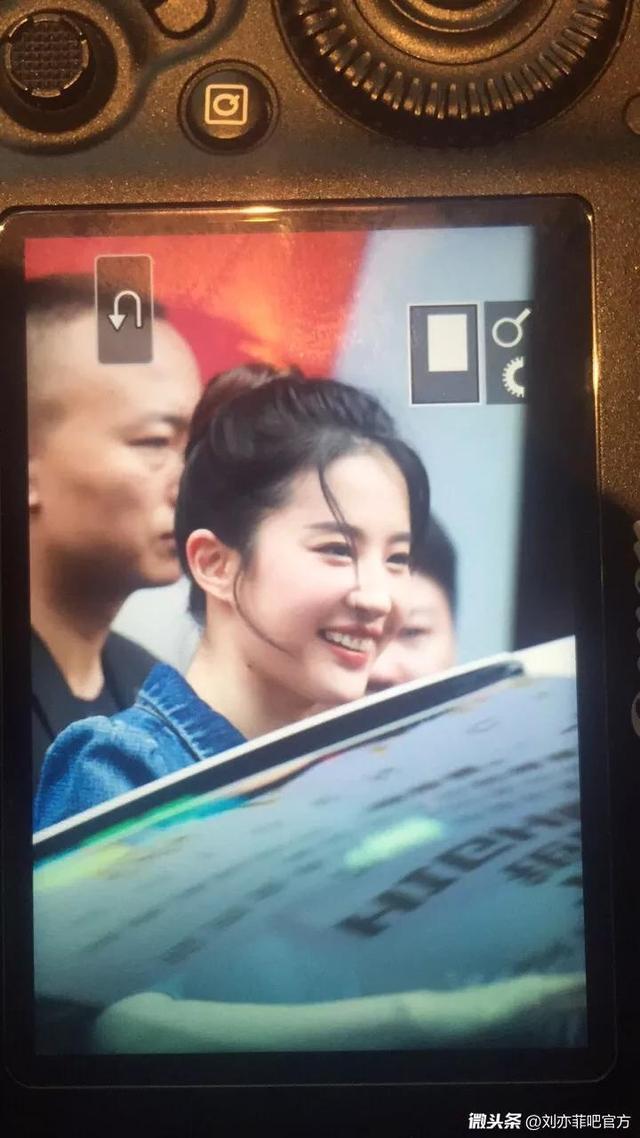 路人偶遇刘亦菲, 身穿牛仔裙瘦了超多, 神仙姐姐美回颜值高峰!