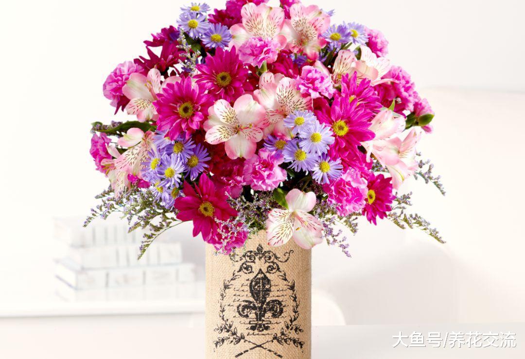 想要让朋友送你的花开更久, 下面这种方法就可以帮到你