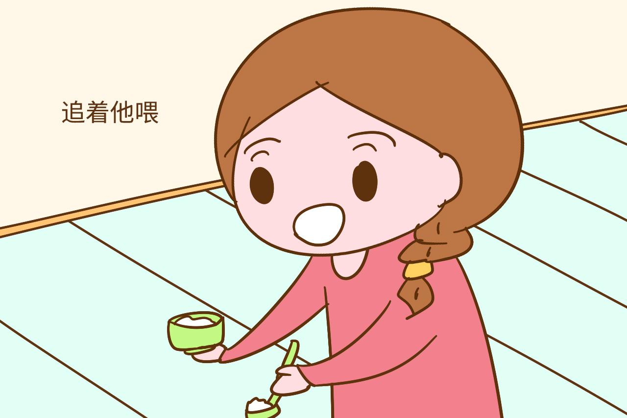 训练宝宝独立吃饭, 别错过这个黄金期, 不然只能苦苦追着喂了