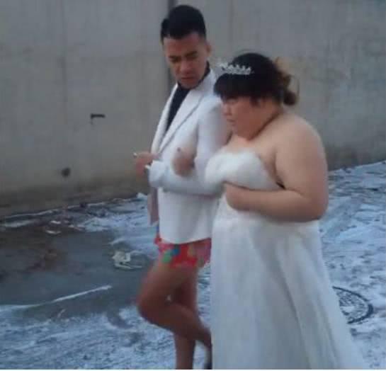 农村小夫妻下雪天拍婚纱照, 妻子的表情是这样的!