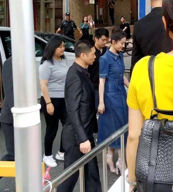 路人偶遇刘亦菲, 身穿牛仔裙瘦了超多, 神仙姐姐美回颜值高峰!