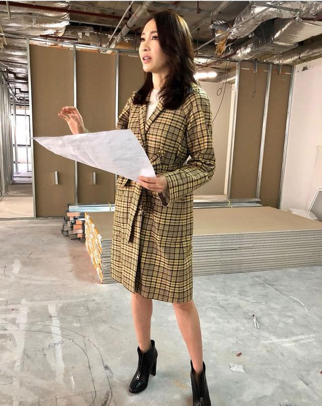 47岁黎姿开店, 穿高跟鞋短裙, 现身施工现场, 照片太像摆拍