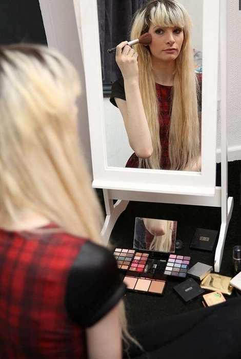 帅小伙交了一个男朋友被嘲笑, 不料男友做手术变女人后, 都懵了!