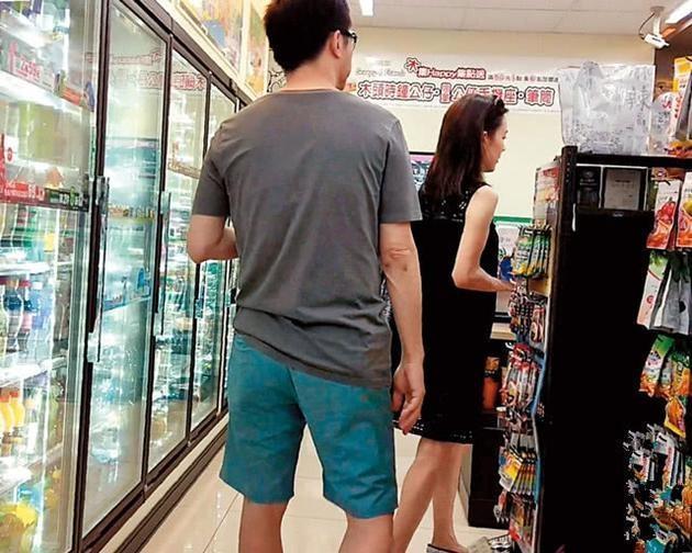 57岁庾澄庆11月将三度当爸 主播娇妻挺孕肚出街