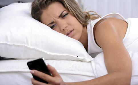 经常熬夜晚上玩手机的你, 注意这几大点了吗? 得赶紧重视!