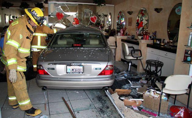 男子失去了理智驾车冲撞美发店, 原因竟是因为给了他“一刀切”