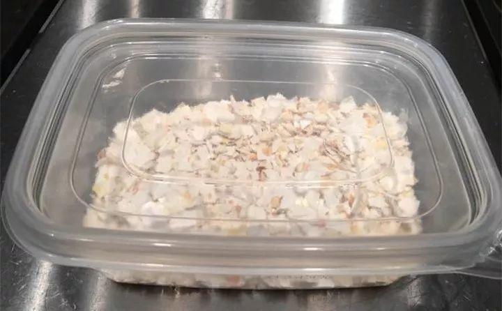 盆里戳洞埋点它, 叶子锃光瓦亮, 开花刹不住闸!