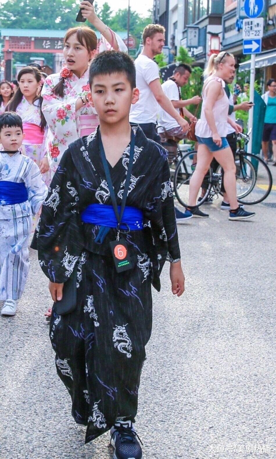 胡军儿子多才多艺, 父子同框被网友戏称: 爸爸像个憨厚的保镖!