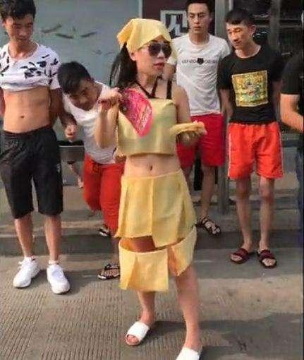 姑娘戴墨镜穿豆腐皮“衣服”等公交, 这算糟蹋粮食吗