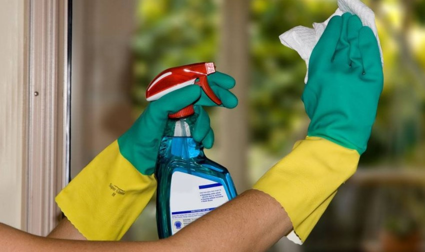 擦玻璃真“费劲”, 邻居阿姨给支招, 水里兑点它, 干净效果好!