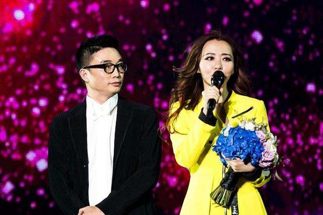 张靓颖好友爆料张靓颖离婚居无定所。网友吐槽为什么不听妈妈的话