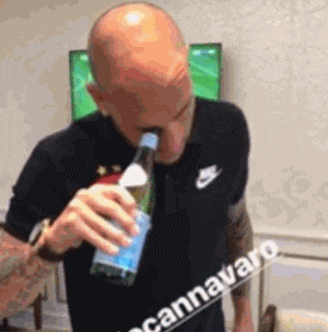 小伙尝试用眼皮开啤酒, 身旁朋友不敢看, 结果却让人感到意外