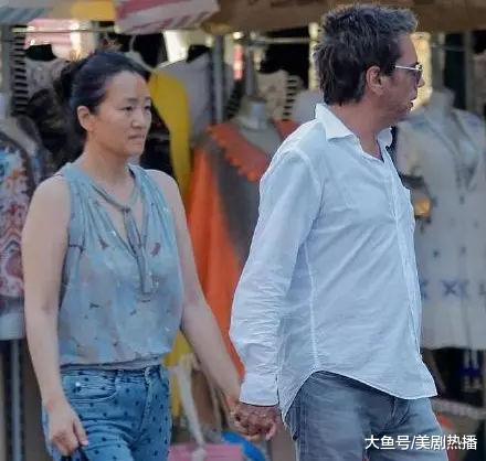 巩俐与70岁男友现身街头! 错过了张艺谋, 但最终她还是找到了爱情