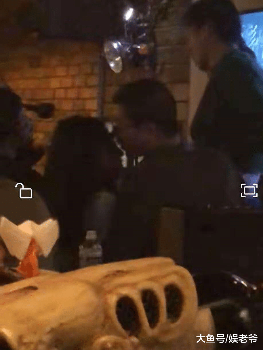 李诞刚结完婚就被拍到这种照片? 这是人设要崩的节奏啊!