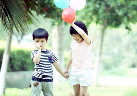 有二宝后, 大宝和谁睡合适? 和老人睡伤害最大, 这样睡大宝最幸福