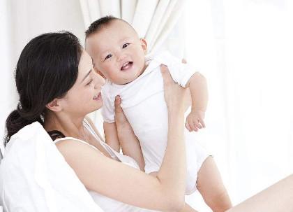 原来宝宝吃奶姿势能了解他长大后的性格, 你家宝宝吃奶什么姿势