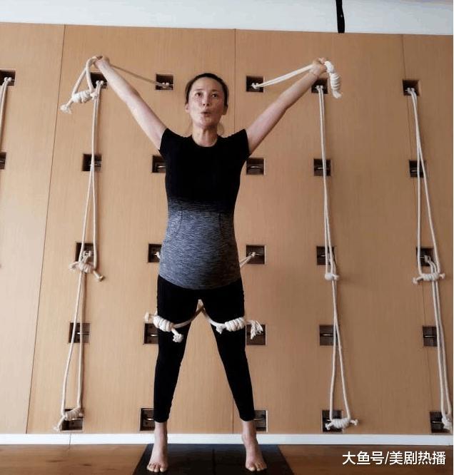 43岁的蒋勤勤怀二胎, 被老公宠成少女, 大肚便便做瑜伽还很轻松!