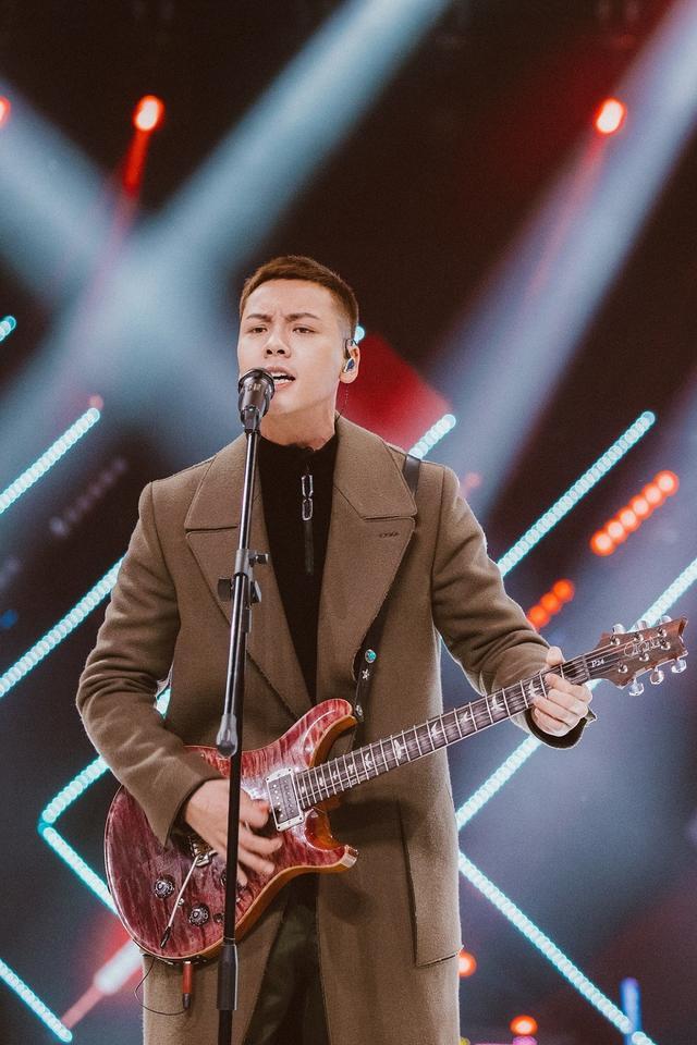 陈伟霆新造型寸头亮相《下一站传奇》“张大佛爷”再次上线