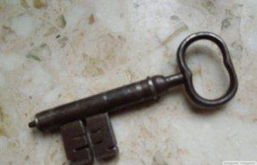 男子房子重修花了不少钱, 就当肉疼时从墙角挖出铁箱, 男子笑了