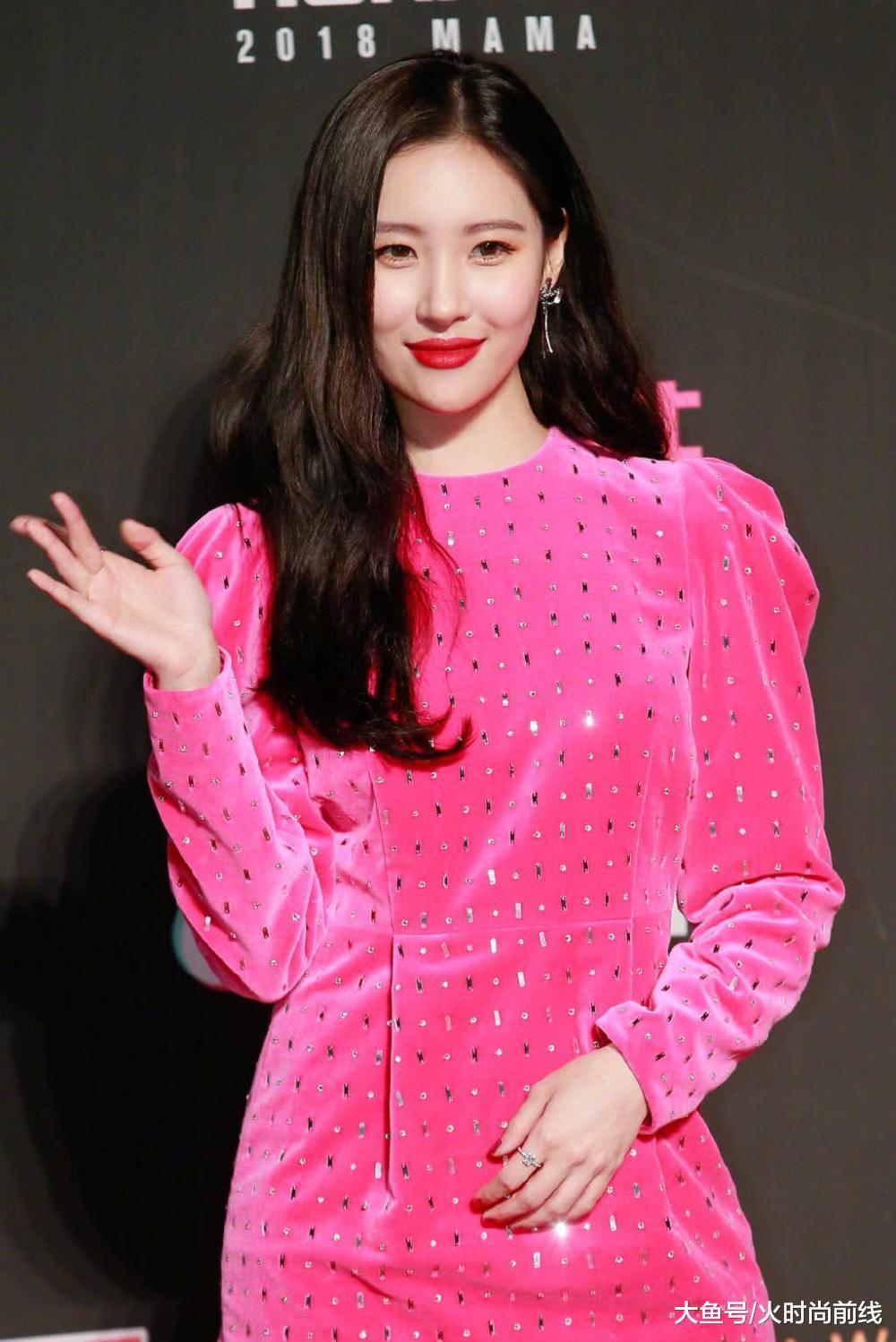 韩国"腿精"李宣美现身活动,一袭粉色的裙装尽显出少女十足感