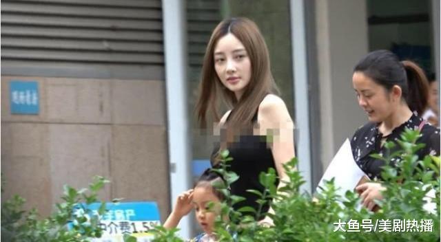 李小璐和甜馨穿亲子装亮相机场, 网友: 去哪都带娃, 改良母路线?