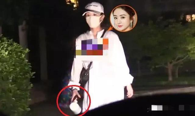 31岁赵丽颖休息期深夜出门遛弯, 保温杯不离手活成退休老人