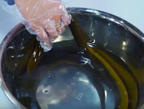 女子用黄鳝做实验, 50万伏电压点击黄鳝, 就为看黄鳝死前的反应