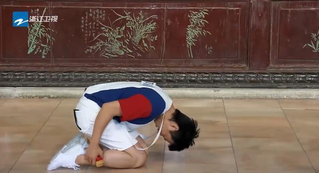 邓超跪谢工作人员被嘲作秀? 明星到底能不能在节目中真性情?