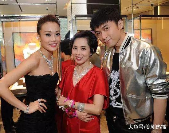 杨受成千金, 19岁与哥哥相恋, 靠打工替父还债还助其打造商业帝国