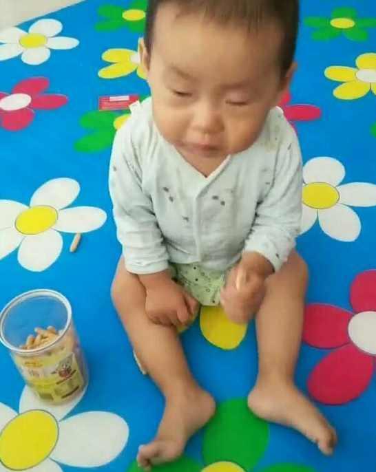 年轻妈妈为了宝宝, 不惜累坏身体干脏活, 穿上短裙一化妆工友懵了!