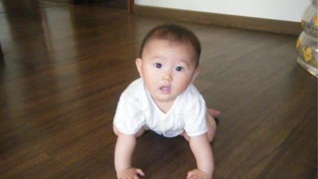 宝宝没有学爬就会走了? 家长先别骄傲, 宝宝可能错过很多东西