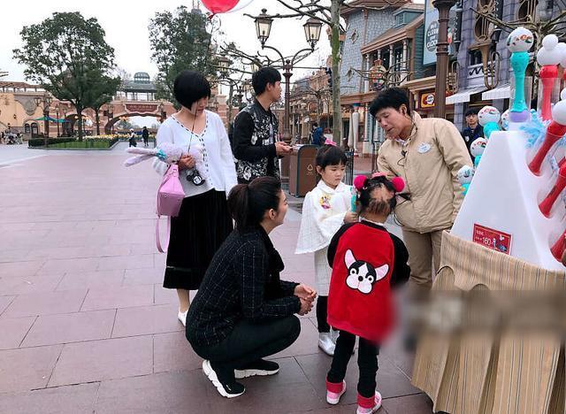 黄奕陪女儿游迪士尼眼神全程紧贴, 黄芊玲白衣似小公主懂谦让