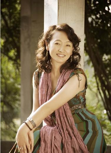 她是斯琴高娃接班人, 前夫腾格尔娶小娇妻事业翻新, 而她至今单身