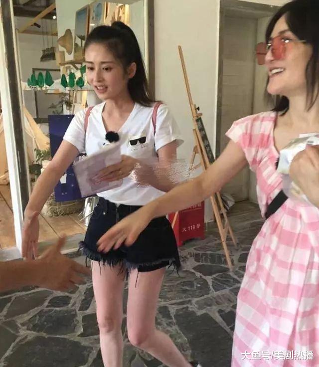 都是刚生完宝宝, 一同录制新节目的谢娜和颖儿差距有点大!