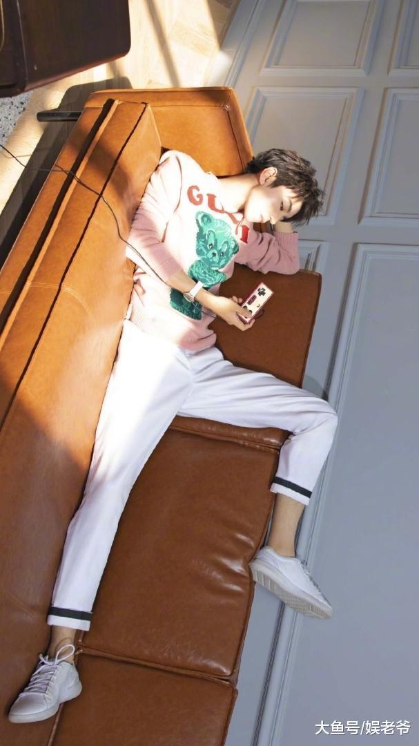 王源不愧是“重庆第一刚哥”, 晒八块腹肌狂撩粉