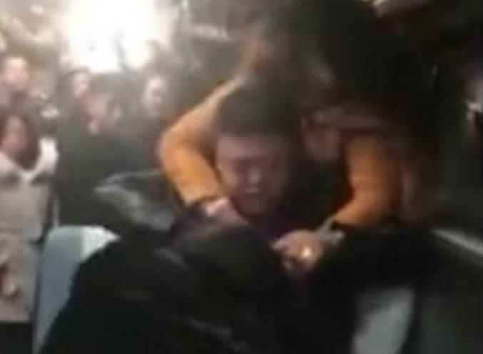 女子火车上与男子亲亲我我, 被一名女子追打, 事实让人大跌眼镜