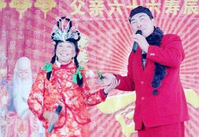 二人转演员娶大32岁舅妈把母亲气死,另类爱情却成赚钱工具