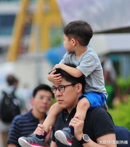 绝世好男人! 霍启刚撇下生意伙伴提前回家, 只因接到一个电话!