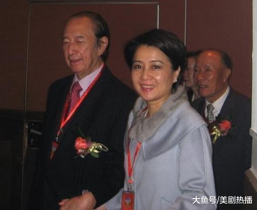 26岁嫁68岁老公, 从舞女到身家百亿, 她是如何征服赌王何鸿燊的?