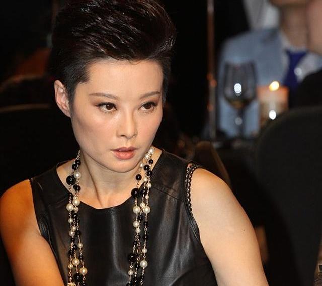 袁立在网上开撕演员节目组和导师章子怡一事一度闹得沸沸扬扬