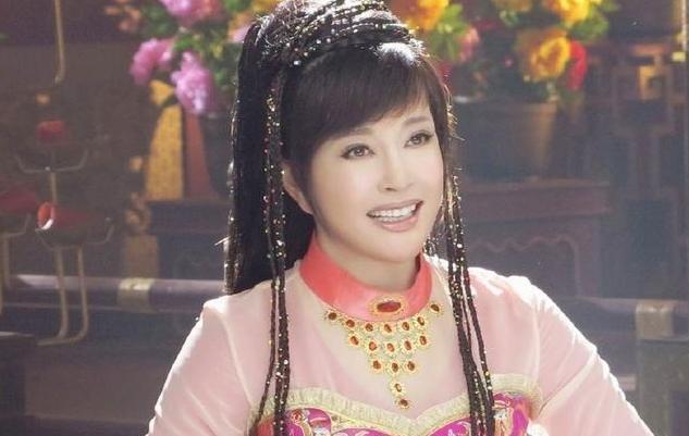 宁静又曝金句: 哪有什么冻龄 卸了妆都是黄脸婆! 网友: 真敢说